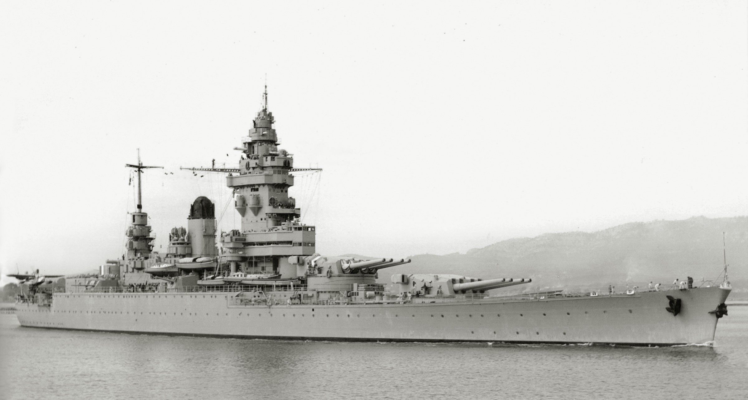 两艘舰均可携带3架"卢瓦尔河-纽波特"130式水上飞机.