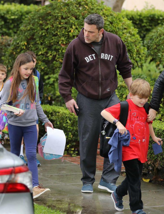 "蝙蝠侠"本化身"老夫亲"接萌娃放学,儿子呆萌女儿漂亮