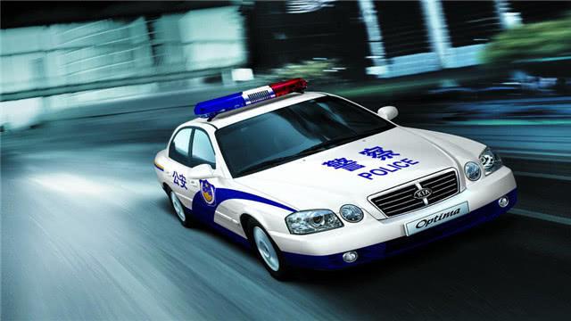 警车鸣笛叫不醒的酒驾司机必须严惩