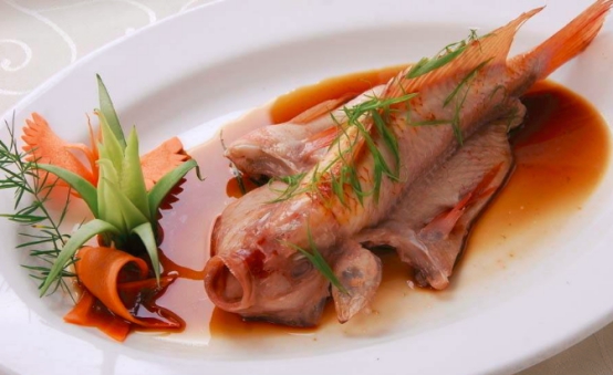 香味浓郁,细嫩爽口的清蒸加吉鱼,一道非常受欢迎的山东名菜