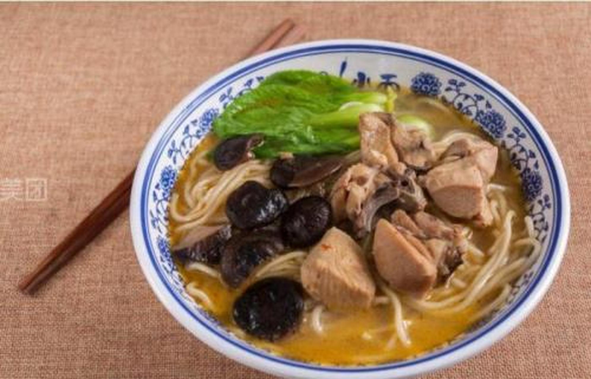 中式炖鸡面的种类很多,较普遍的是香菇炖鸡面和沙参炖鸡面.