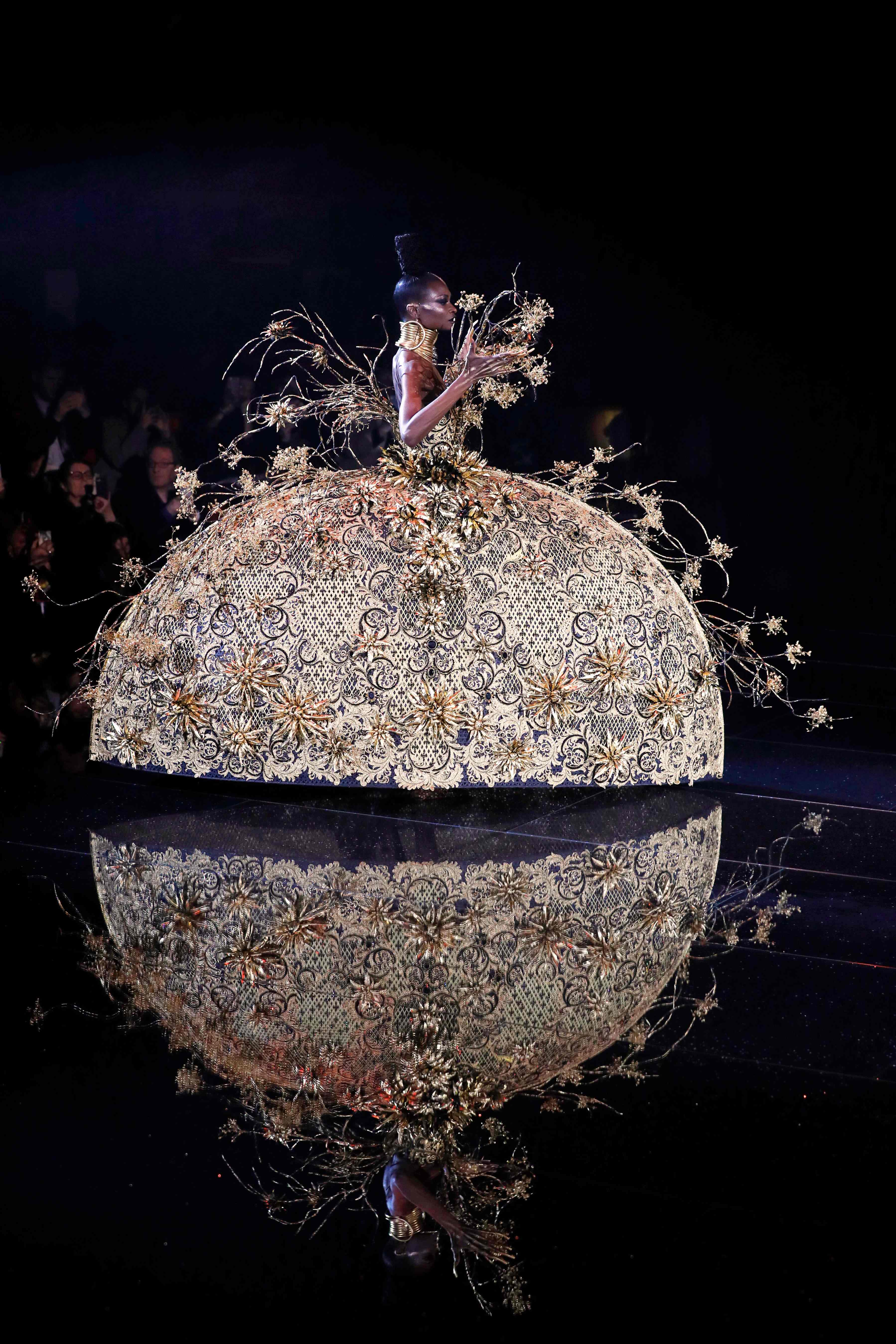 [38](外代二线)巴黎时装周:中国设计师郭培发布春夏高级定制新品