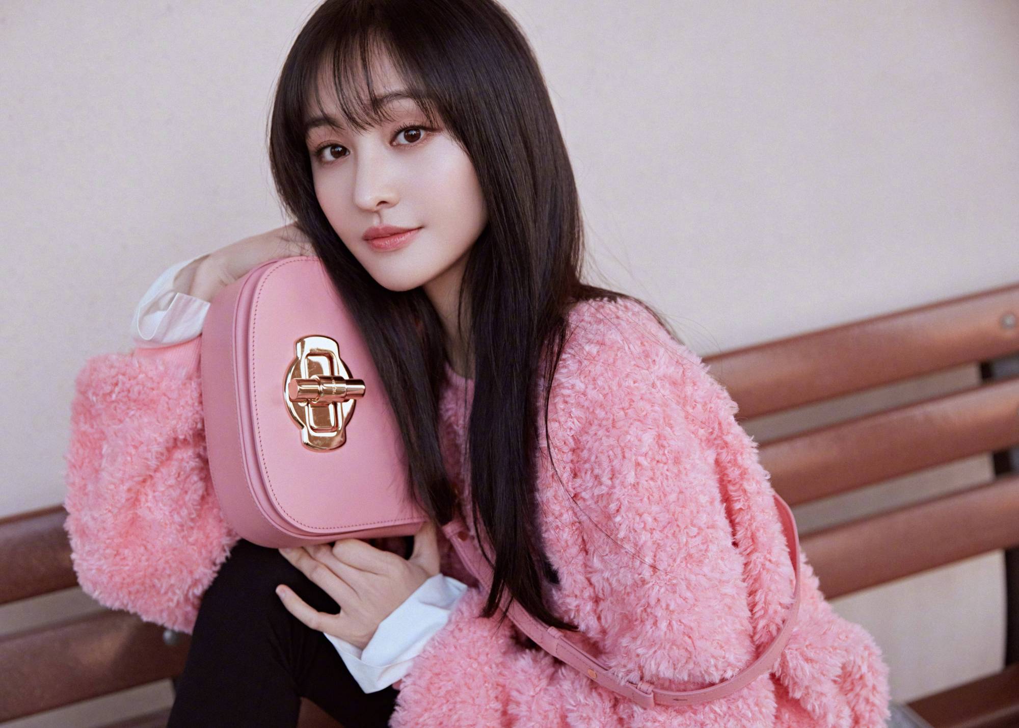 28岁郑爽好少女!穿粉色羊羔毛卫衣清新甜美,生图颜值太真实