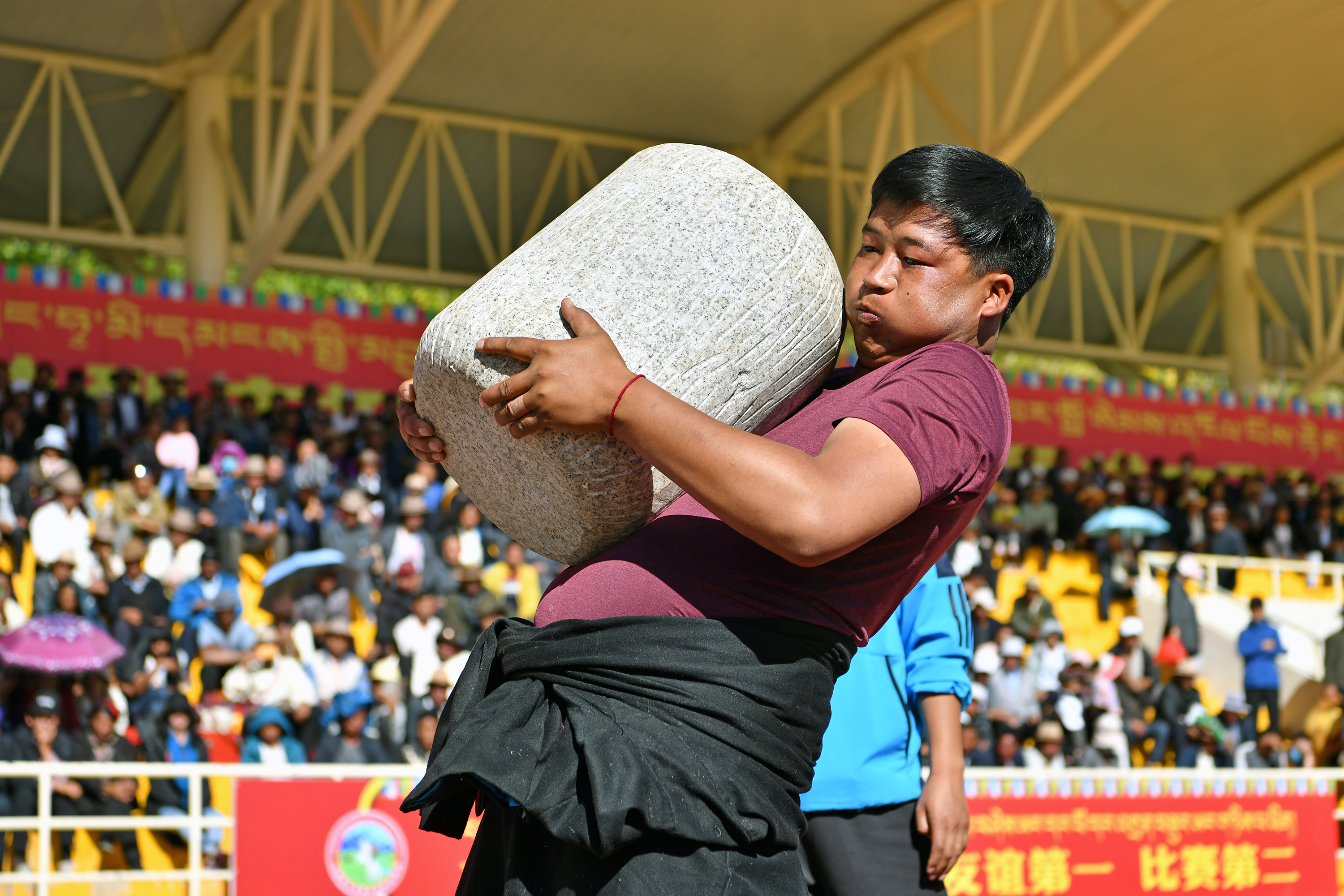日喀则农牧民运动会举行抱石头,抱青稞袋比赛