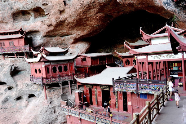 岩寺隐藏于赤石深壑之中,左边一块红色岩石象一口硕大无比的"钟",右边