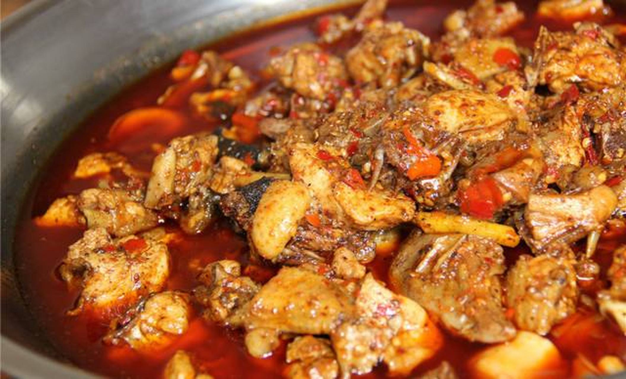 酸笋鸡是当地热门特色菜系之一,酸菜家家腌制,食之口舌生津,开胃消食.