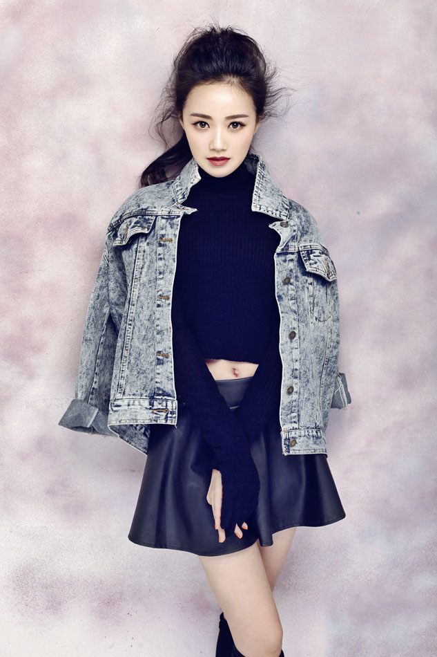 战菁一复古写真 皮裙露小蛮腰,超性感