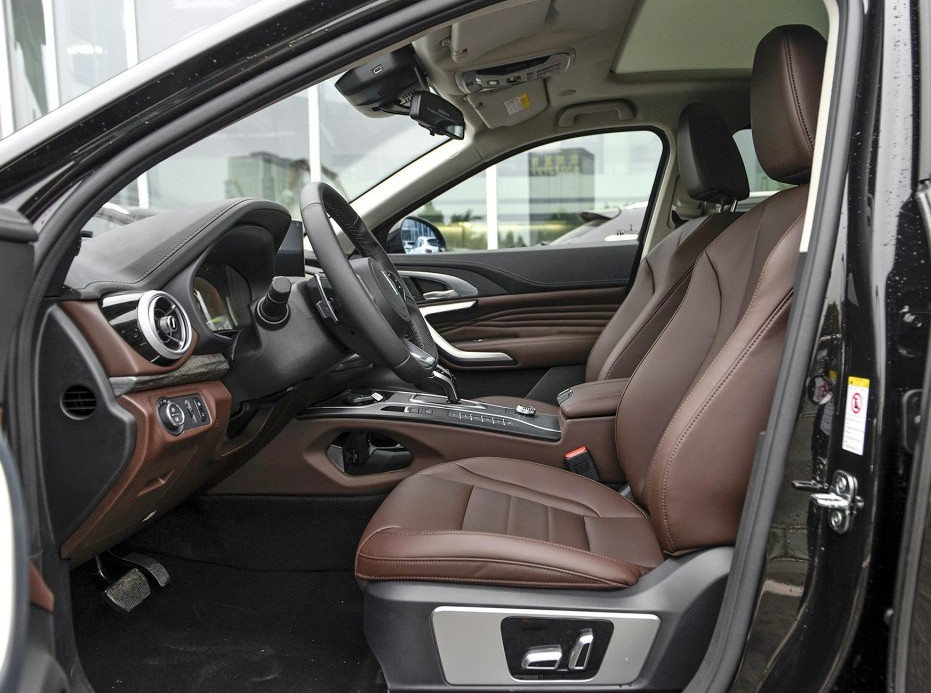 空间是不用多说了,很好,坐着非常自在,空间很大,家用很适合.