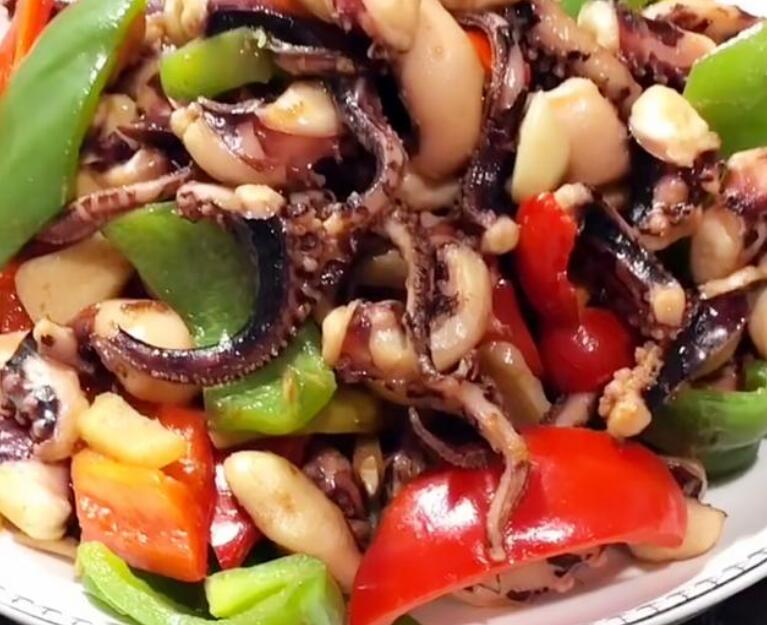 章鱼须爆炒香味十足,做法简单美味可口,口感爽脆人人爱