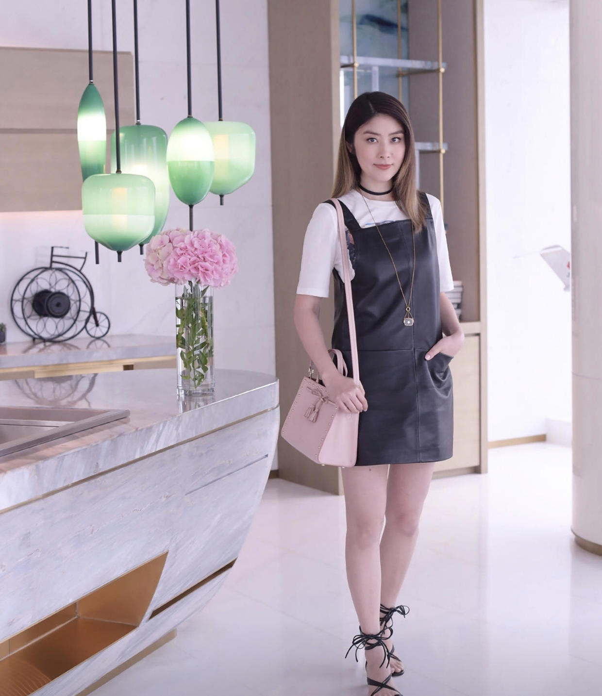 46岁陈慧琳少女心泛滥!一袭玫瑰刺绣连衣裙优雅精致,减龄温柔