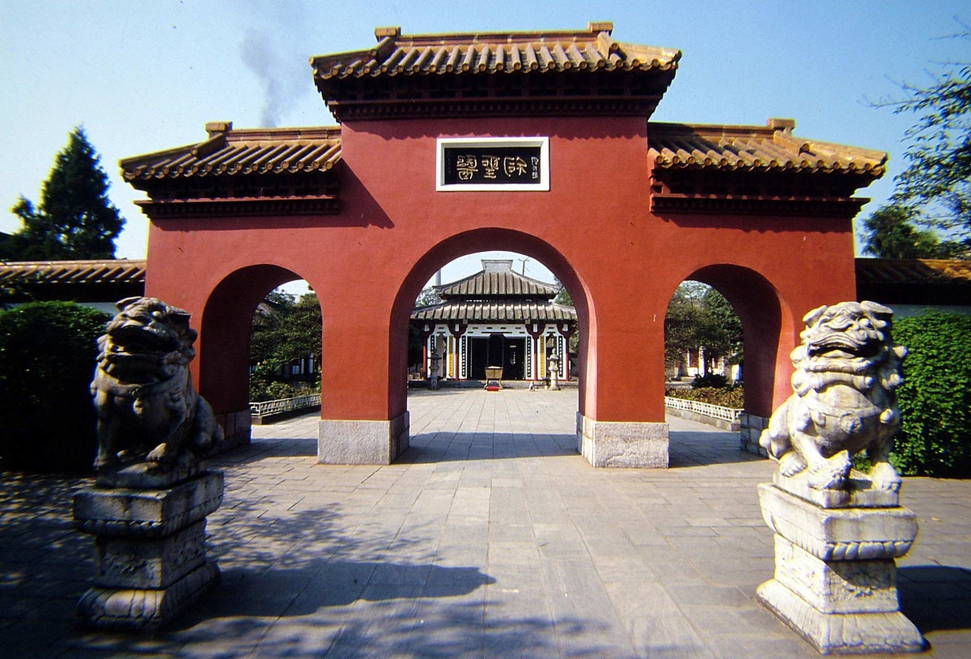 冬至吃饺子的习俗源于中国的传统文化,特别是与医圣张仲景有关.