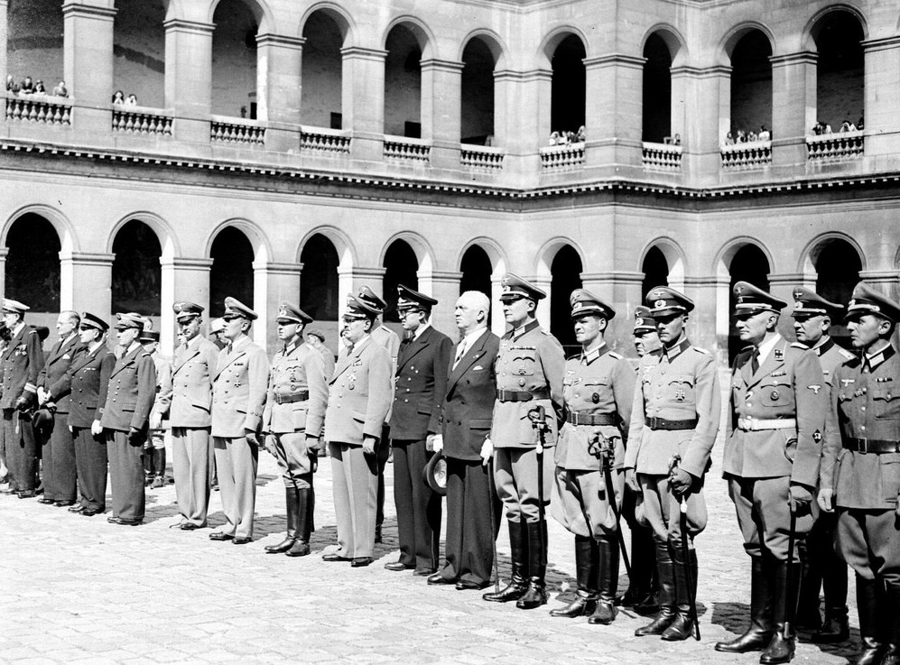 老照片:1940年纳粹德国军队攻势凶猛,巴黎民众推着自行车逃离