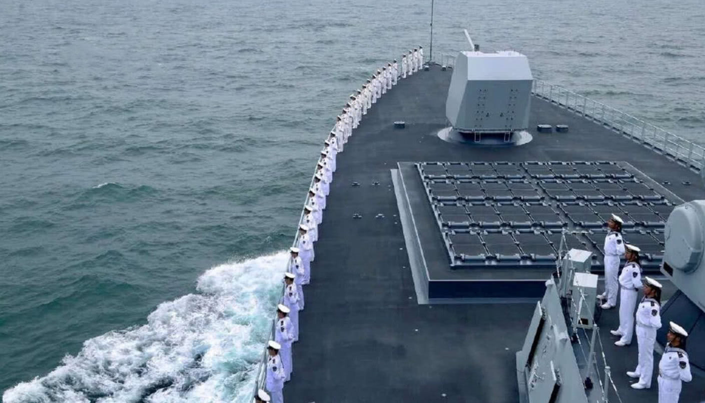 055型与052d垂发高清对比照,"大"就是好优势大!