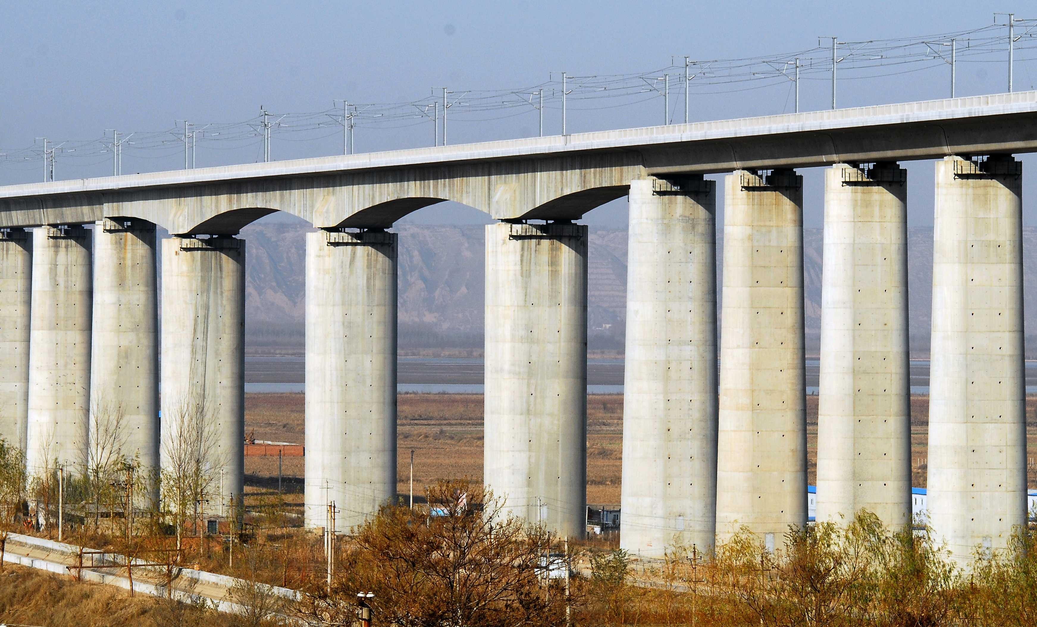 此外,晋陕黄河特大桥的连续梁跨度为108米,有效减少了桥墩的数量,全力