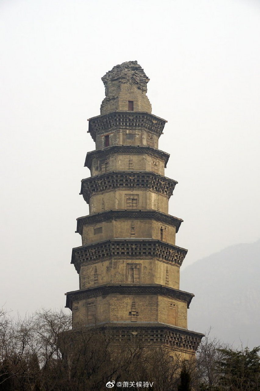 常乐寺塔,位于河北邯郸鼓山脚下,与北响堂山石窟上下遥望.