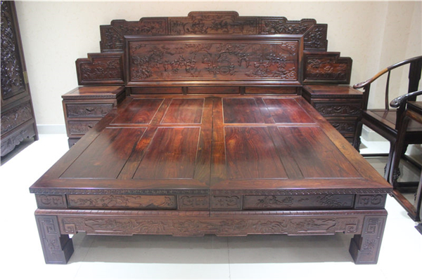 1,红木家具床配什么颜色床单好