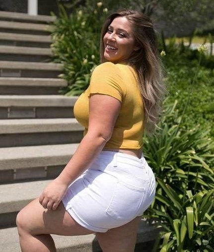 165斤时装模特,身材曲线优美不显臃肿,被称为"微胖女神"!