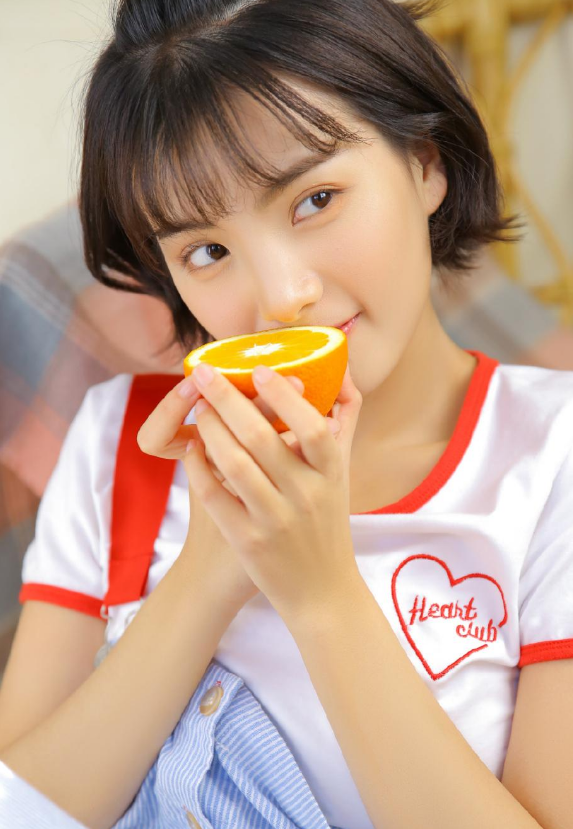 短发美女私房照曝光,穿着打扮活力十足,网友:初恋的感觉