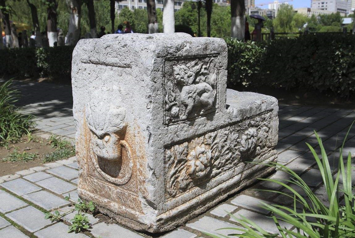 上马石,古代大户人家给骑马的人上马用的,一般放在大门口两侧.