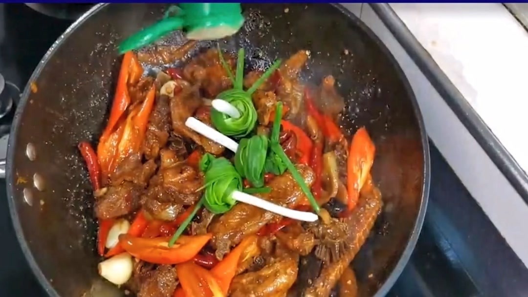 教你:“干锅鸭脚”的家常做法,边加热边吃全身都暖暖的好满足