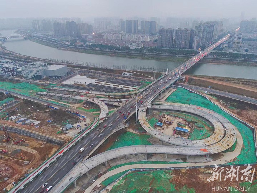 长沙东二环鸭子铺立交桥梁主体贯通