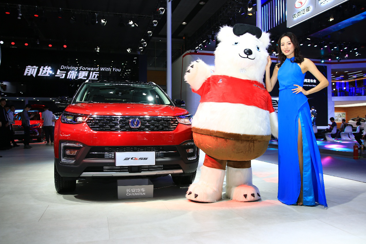 熊五现身广州车展与粉丝亲密互动,这样的"暖男"你爱吗?