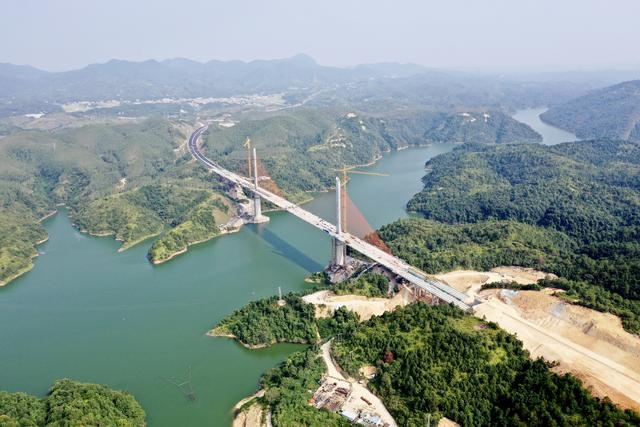 河惠莞高速公路龍紫段楓樹壩大橋順利合龍