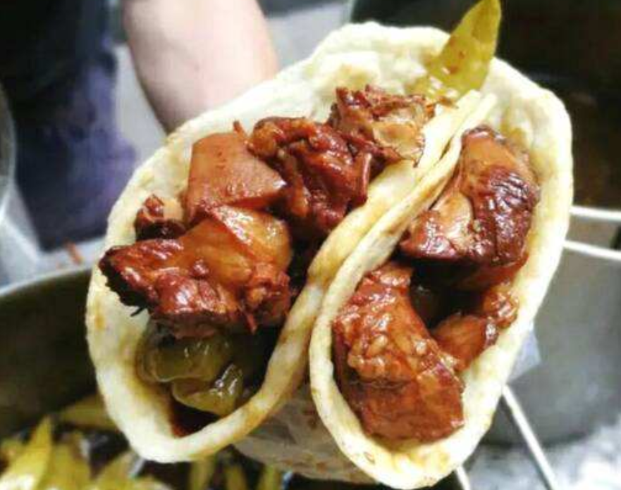 家常大饼卷酱肉跟着大厨学,做出来入味可口,这道面食南方人也爱