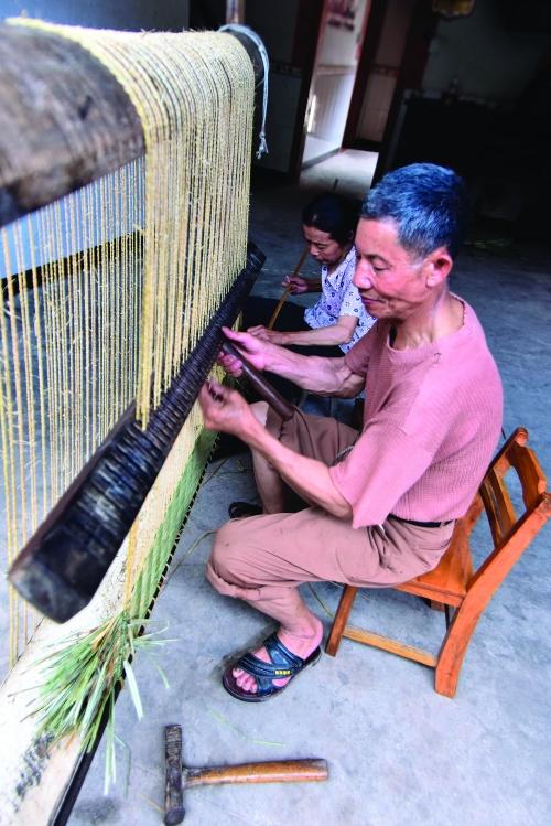 两口子用流传百年的方法制作草席 一年赚几千元