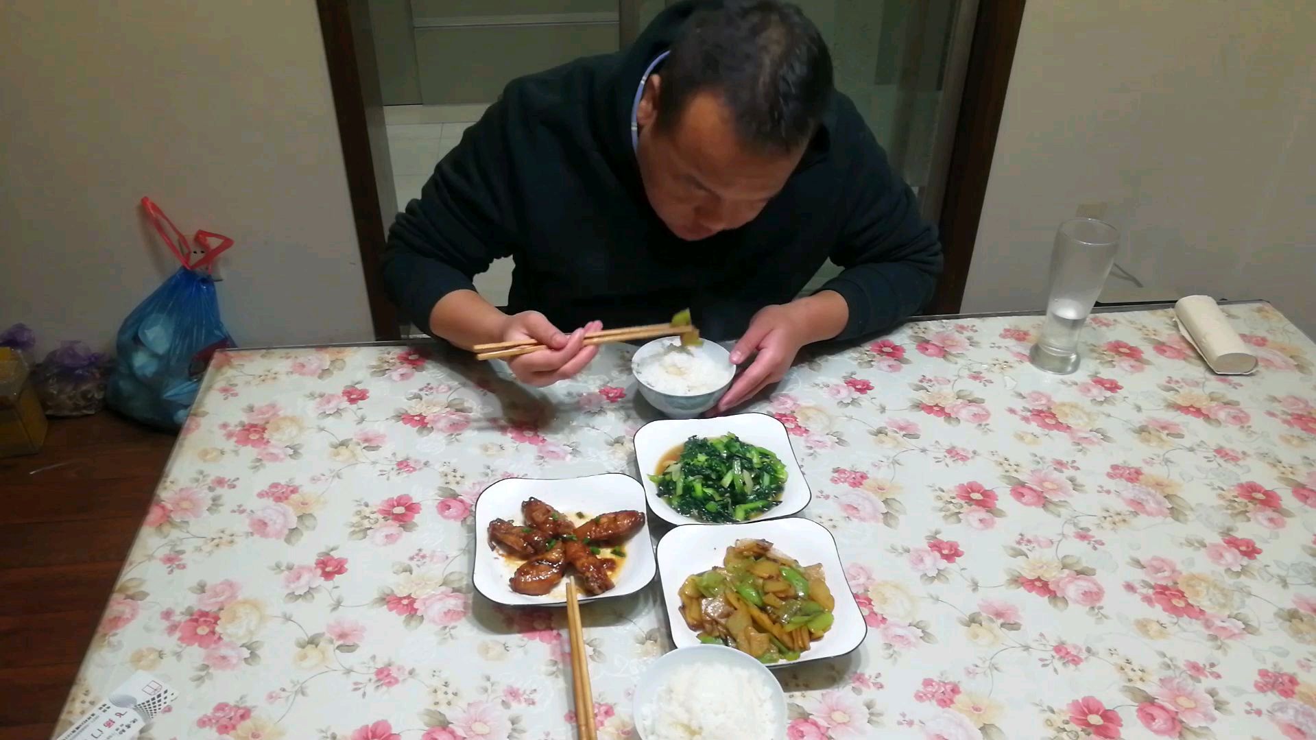 晚餐:红烧鸡翅 青椒土豆片 清炒塔菜,土豆片焦香浓郁,很有灵魂