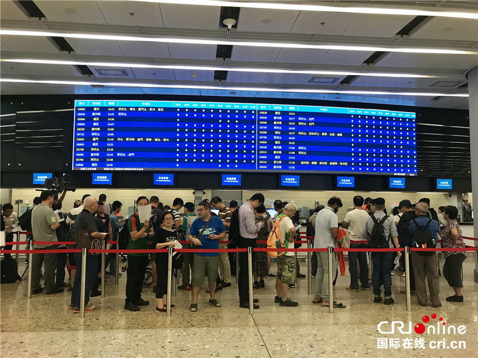 香港西九龍站高鐵票開售 市民排長龍期盼搭乘高鐵