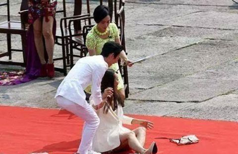 太尴尬!明星走红毯出糗,让人哭笑不得