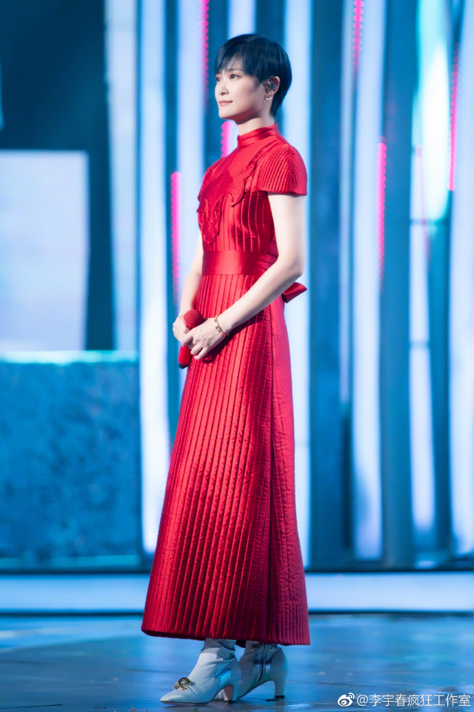 李宇春一袭中国红旗袍亮相春晚,喜庆又优雅,蝴蝶结点缀俏皮可爱