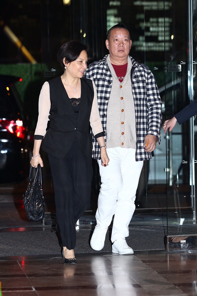 谁能想到,银幕上那个让子弹飞一会儿的硬汉导演,在女