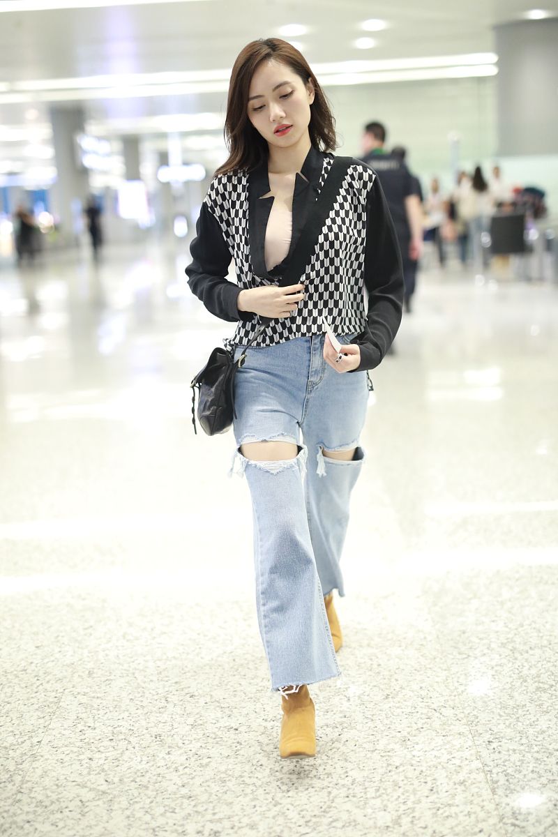 刘惜君街拍:黑白菱格衬衣搭配破洞牛仔裤温柔女人味