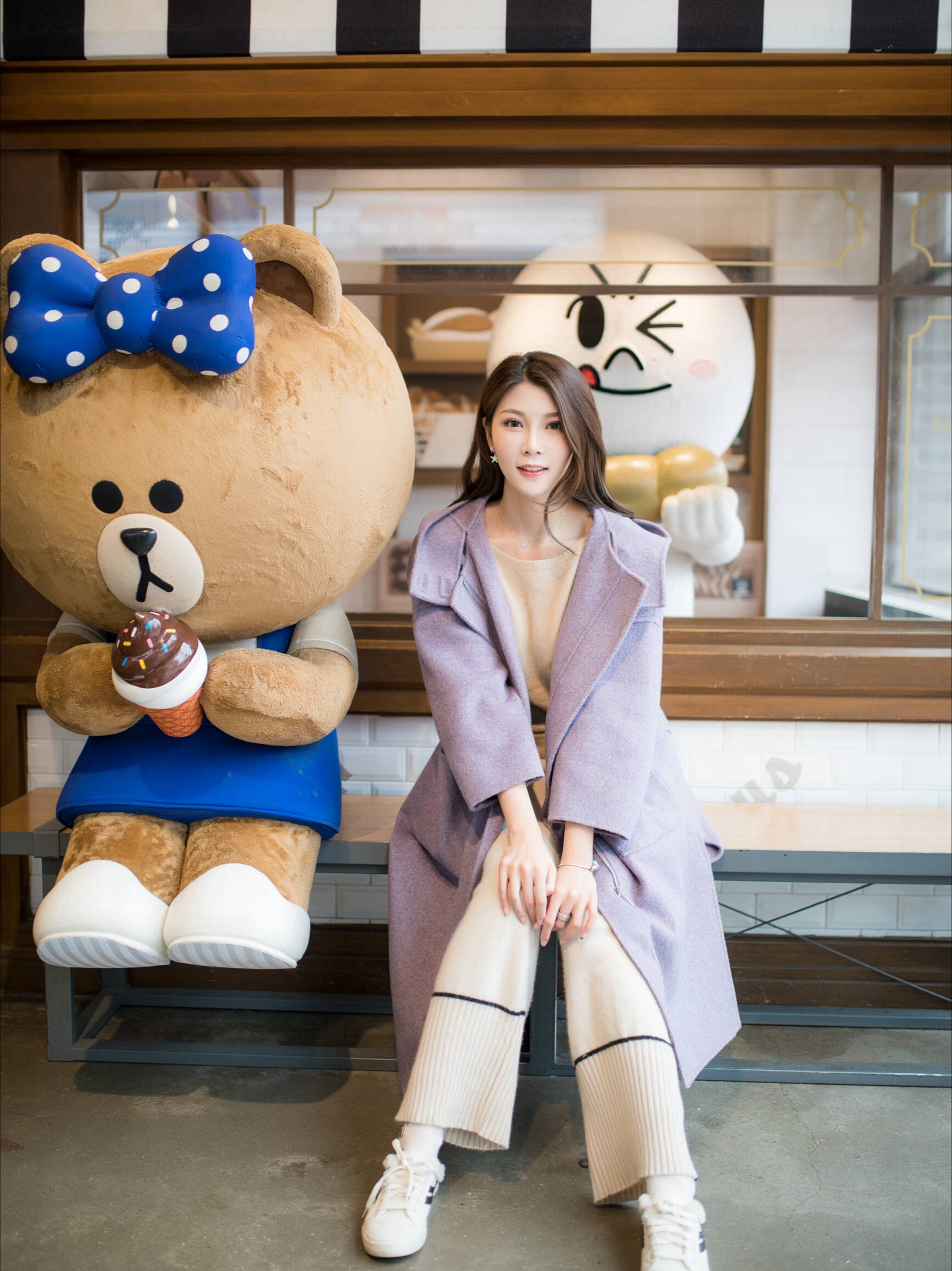 一身自然随性的穿搭,优雅大气而又不失时尚魅力,展现了独特的女人味