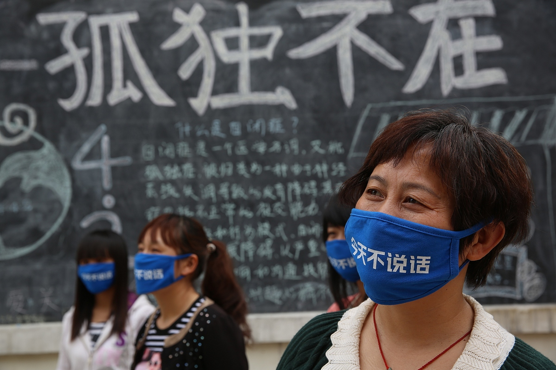 而是一言难尽  争吵是为了 走近 而沉默是因为 走尽  后来发现 不说话