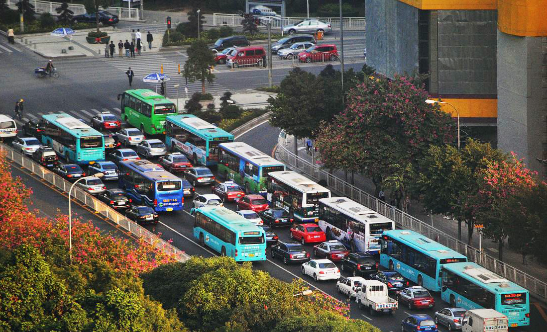 城市道路堵车严重?除开道路缘故之外,司机本身或许也有责任