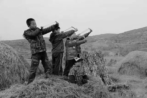 80年代珍贵老照片,图2玩这个玩具会被父母打,最后一个已经废除