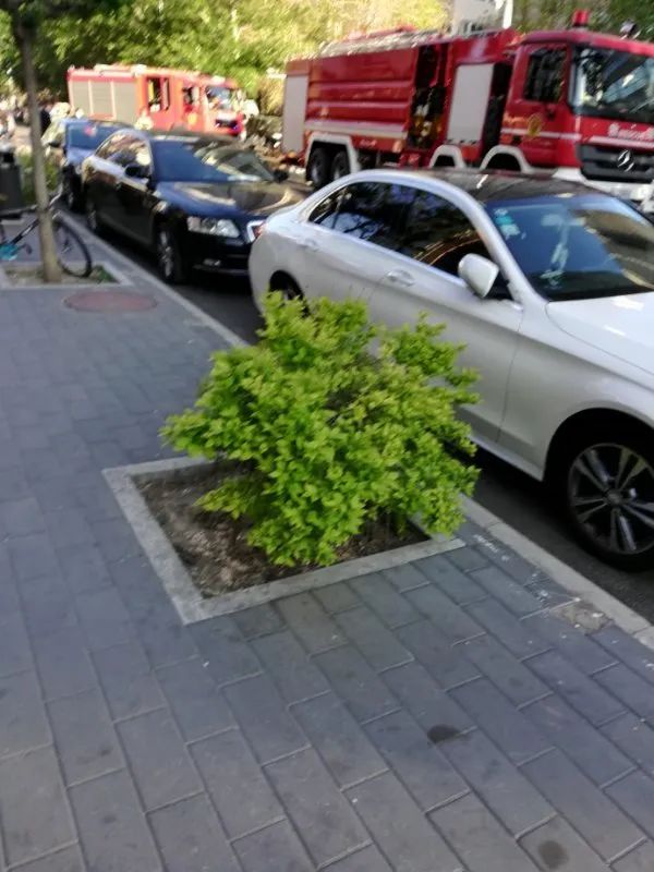 消防通道▲北京一小区起火，消防通道却被堵！自私“霸道”是对生命犯罪