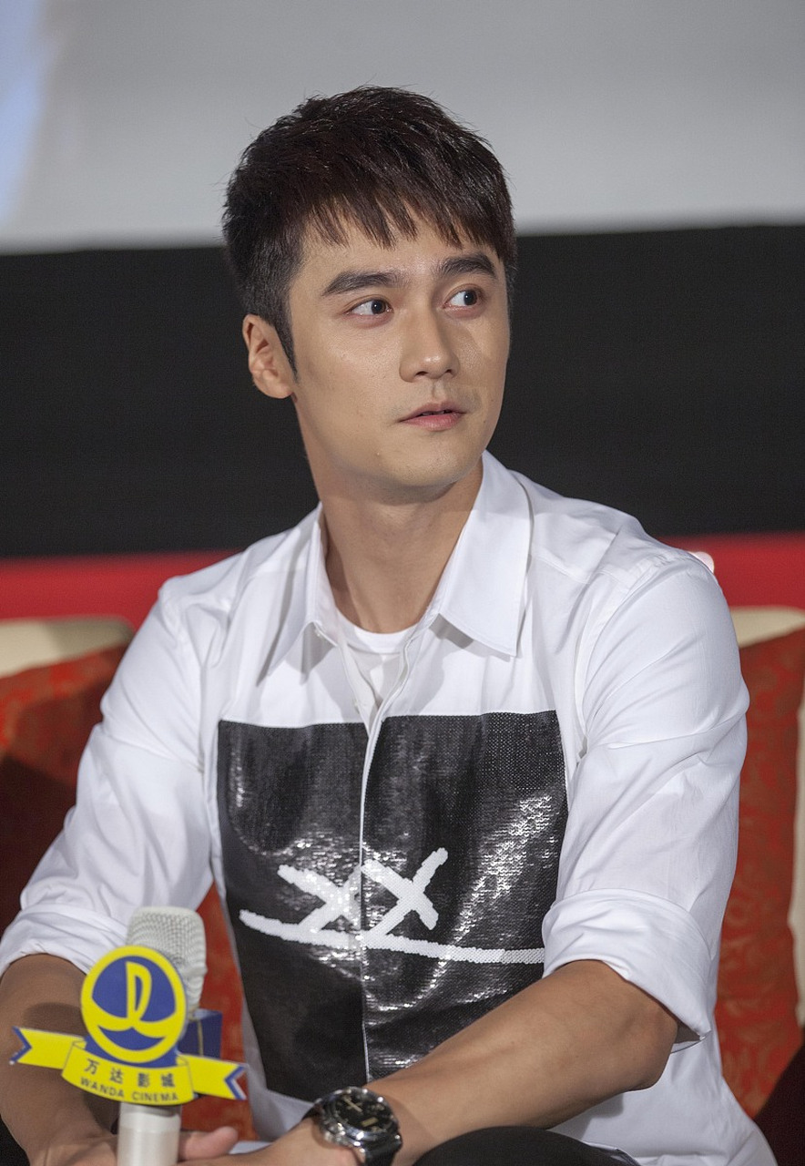 画面中的蒋劲夫戴着安全帽,口罩挂在下巴处,身穿白t恤外搭牛仔衣外套