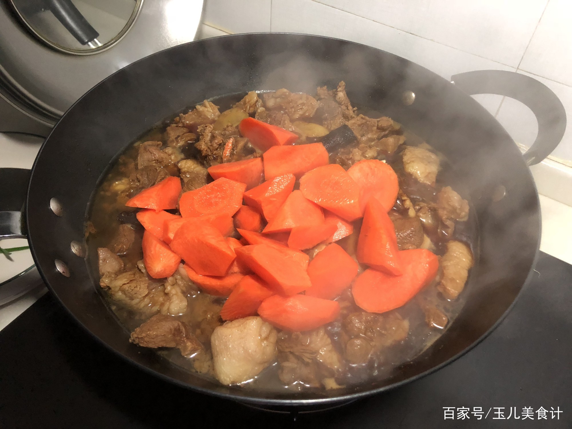 胡萝卜炖羊肉(胡萝卜炖羊肉汤的功效与作用)