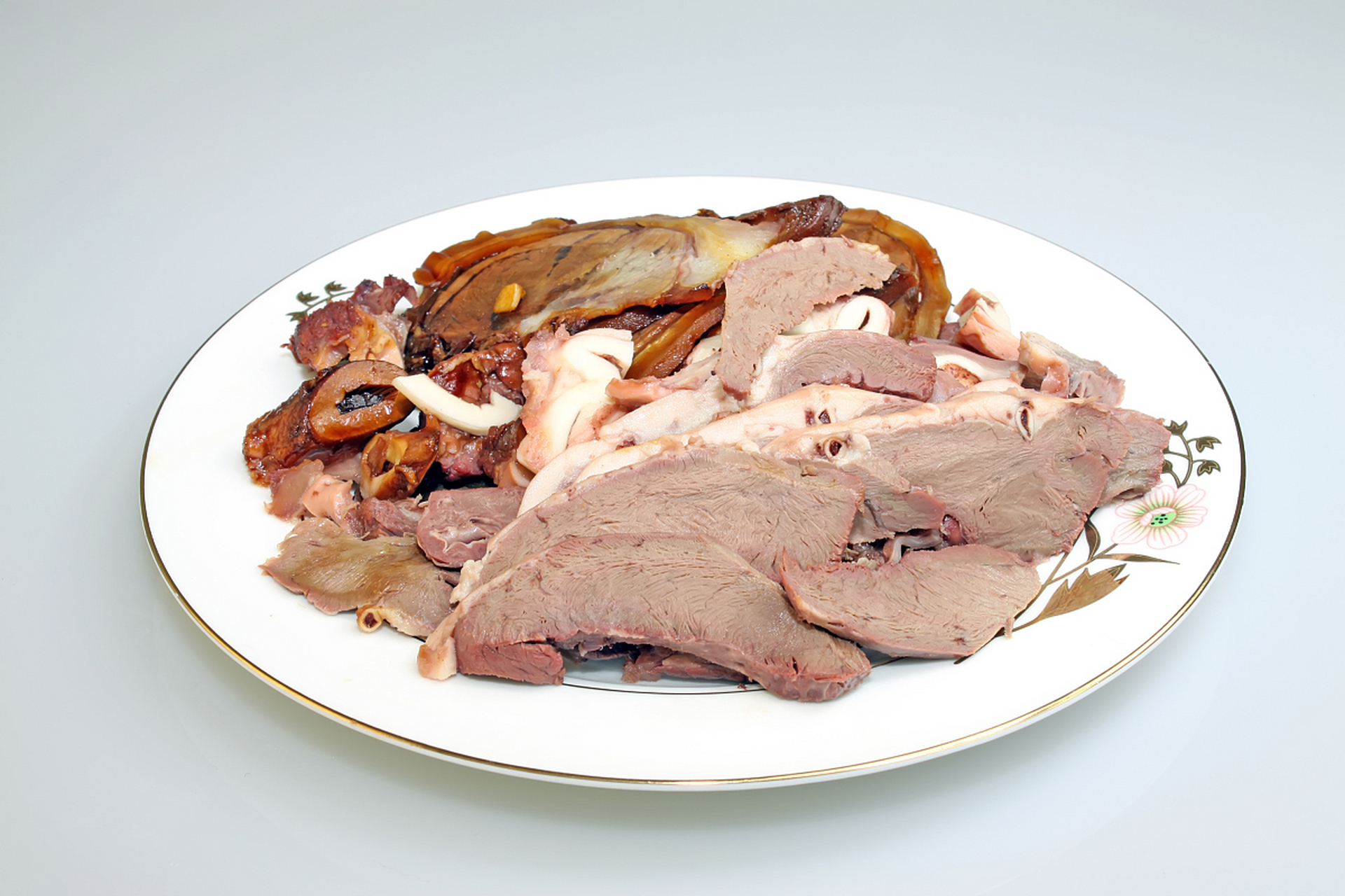 环县羊羔肉是甘肃庆阳环县的传统名吃,以哺乳期的羔羊肉为主,口感鲜嫩