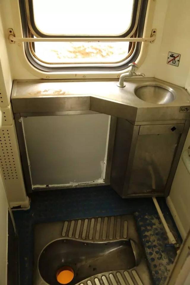 在火车上上厕所,粪便都去哪里了?原来都是这样处理的!