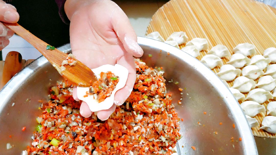 跟着妈妈学做馅儿,这样做出来的“香菇胡萝卜猪肉馅儿”,超香的