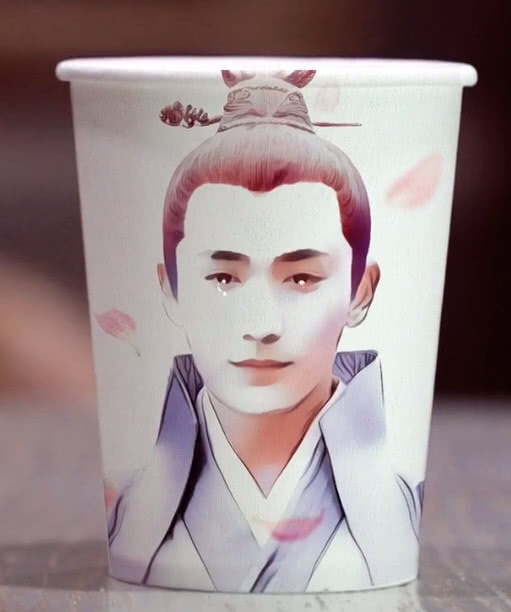 "变色杯"上画赵丽颖,本以为很一般,当杯子反过来后却惊艳全网