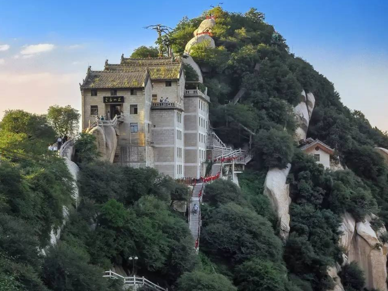 最为"陡峭"的一座山峰,接近于90度阶梯,一旦开爬绝不可反悔