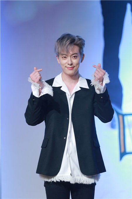 洪允花,1988年7月16日出生,韩国明星.2006年sbs《寻笑人》出道.