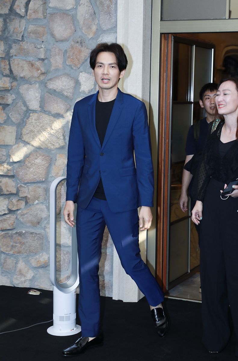 钟汉良穿搭:深蓝色西装乐福鞋绅士帅气