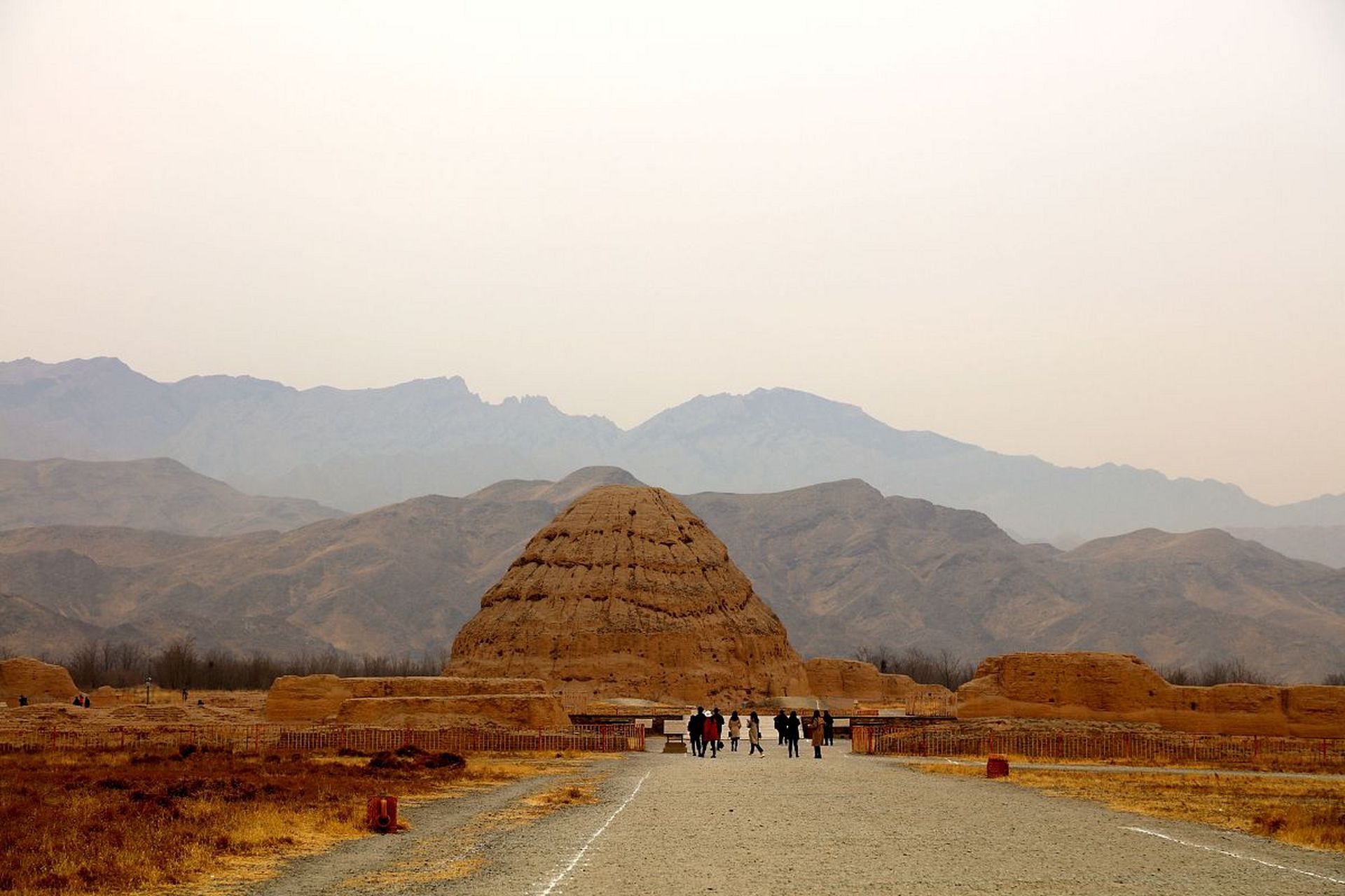 西夏陵国家考古遗址公园(也称西夏王陵)西夏王朝由党项人建立,其文字